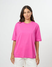 Load image into Gallery viewer, Porter Tee - Electric Fuchsia Freehand Script
