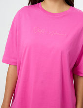 Load image into Gallery viewer, Porter Tee - Electric Fuchsia Freehand Script
