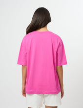 Load image into Gallery viewer, Porter Tee - Electric Fuchsia Freehand Script
