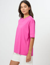 Load image into Gallery viewer, Porter Tee - Electric Fuchsia Freehand Script
